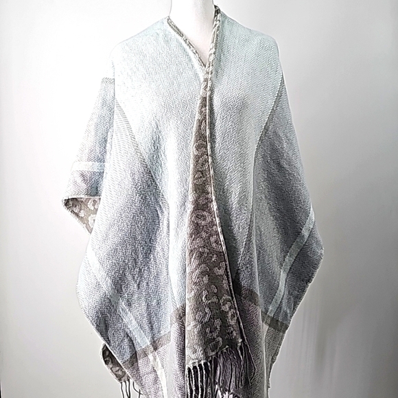 Chico's Reversible Shawl Gray Leopard + Light Blue & Gray Plaid Chevron w Fringe - Picture 3 of 9